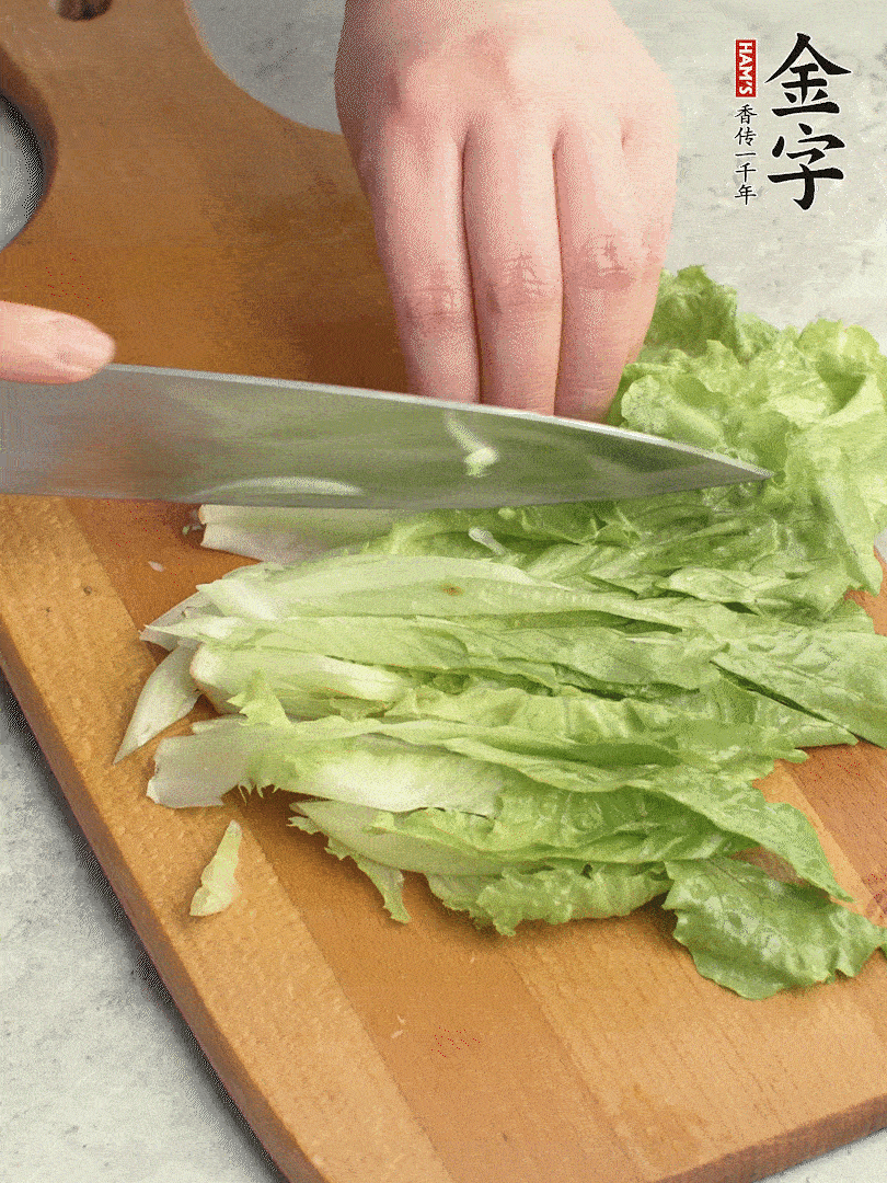 胡蘿卜、生菜、黃瓜切絲。