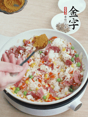 1勺咖喱粉、1/2勺鹽，少許黑胡椒碎炒均。