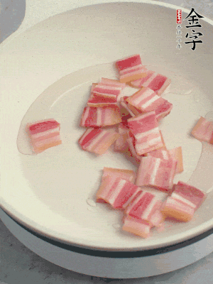 鍋中少許油，金字淡咸肉煸香。