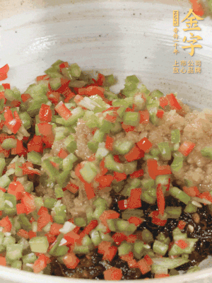 XO醬、蒜蓉醬、青紅椒粒攪拌成醬料。