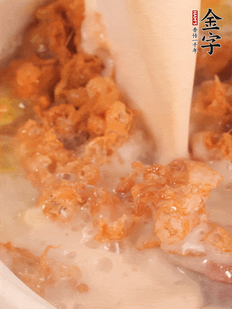 加入蛋酥再煨煮2分鐘，加入豆?jié){。