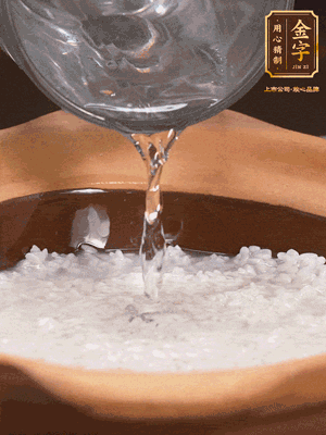 砂鍋底部刷一層油，加入大米和開水，水高1cm,大火燒開后轉(zhuǎn)中火煲5分鐘，到水微收干
